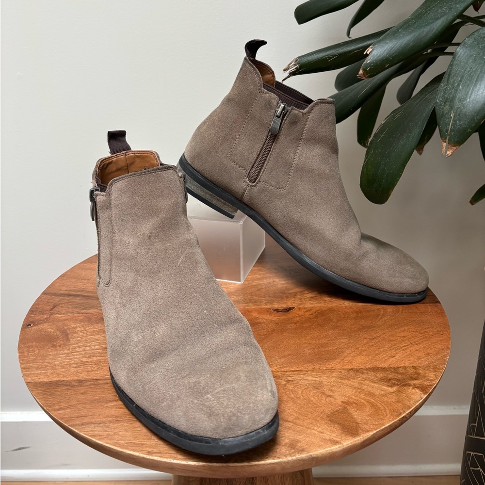 Men's Suede Chelsea Boots - Greenish Tan